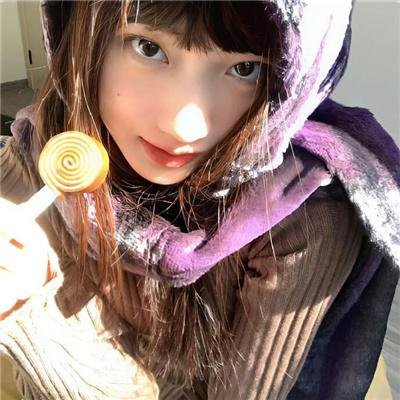 端盘子的姑娘
